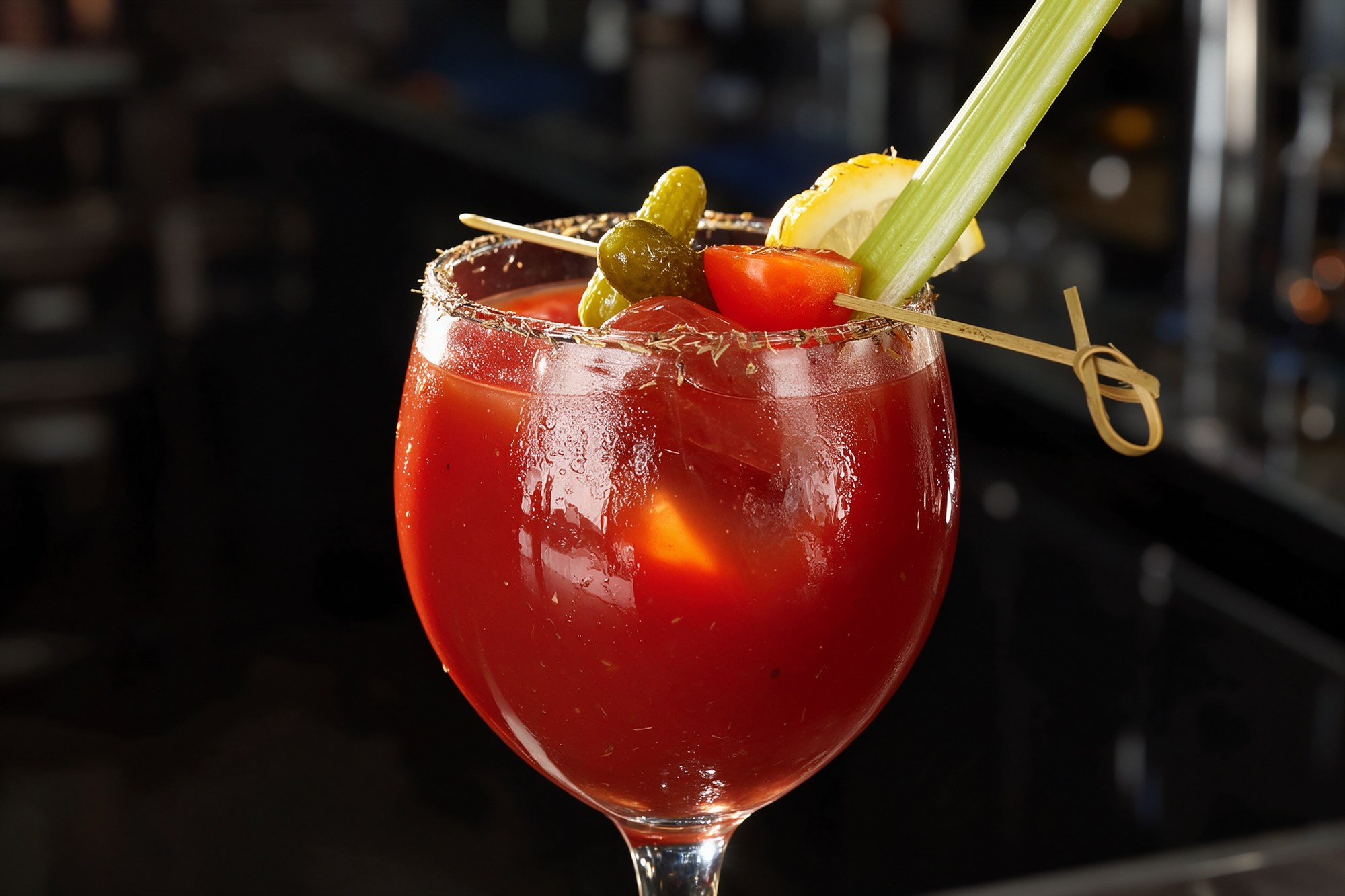 Bloody Mary artesano con apio, tomate y encurtidos